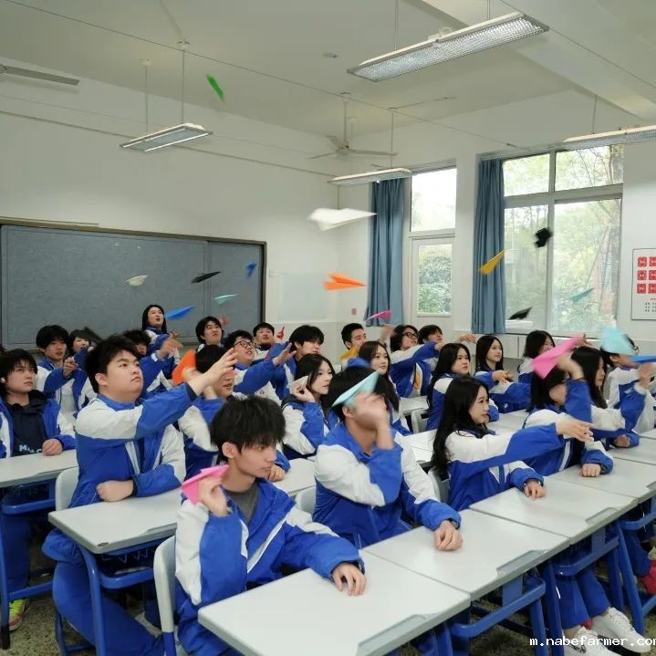 高2025届毕业典礼 | 扬帆起航,执炬前行,少年们去冲击更广阔的世界吧!