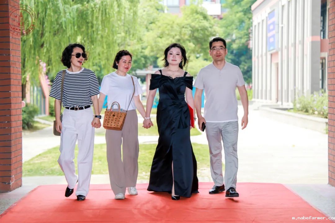 高2025届毕业典礼 | 扬帆起航,执炬前行,少年们去冲击更广阔的世界吧!