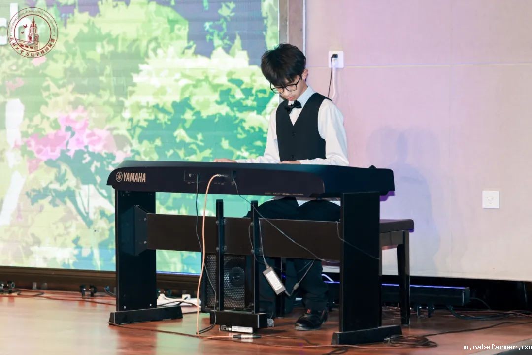 高2025届毕业典礼 | 扬帆起航,执炬前行,少年们去冲击更广阔的世界吧!