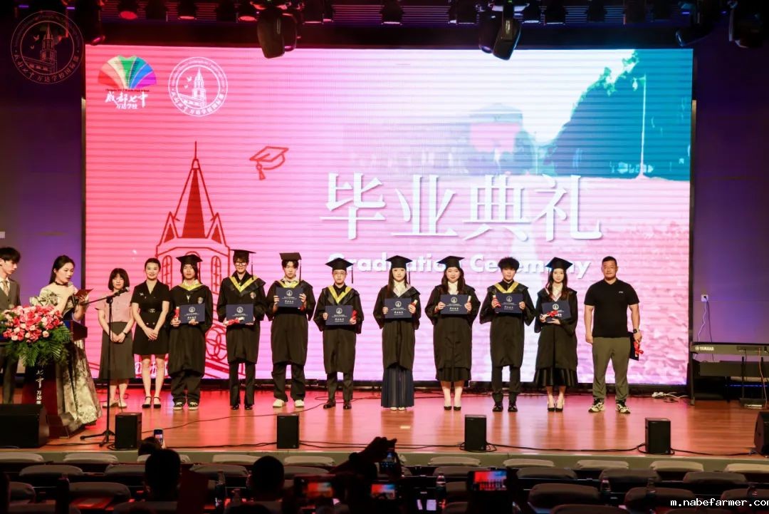 高2025届毕业典礼 | 扬帆起航,执炬前行,少年们去冲击更广阔的世界吧!