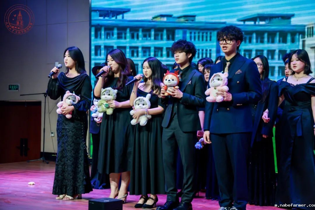 高2025届毕业典礼 | 扬帆起航,执炬前行,少年们去冲击更广阔的世界吧!