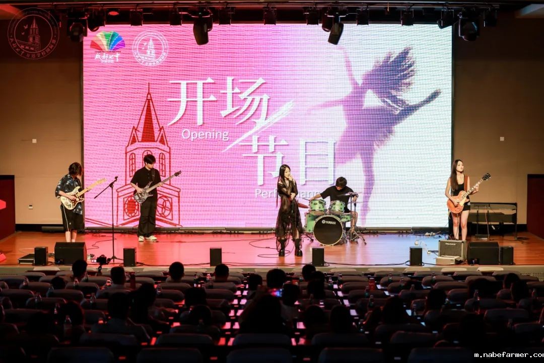 高2025届毕业典礼 | 扬帆起航,执炬前行,少年们去冲击更广阔的世界吧!