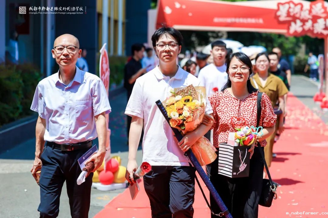 2025届成人礼暨毕业典礼丨星河路远,此去乘风