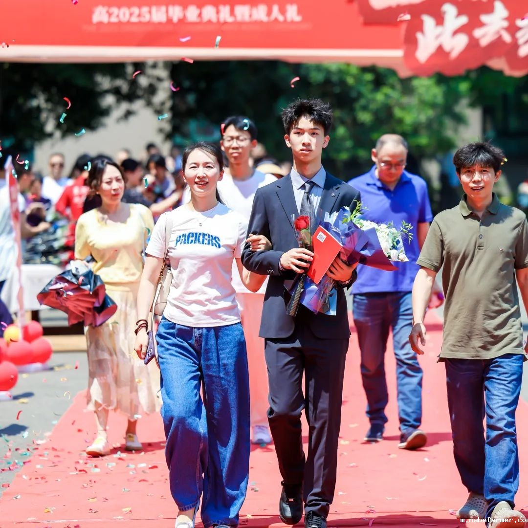 2025届成人礼暨毕业典礼丨星河路远,此去乘风