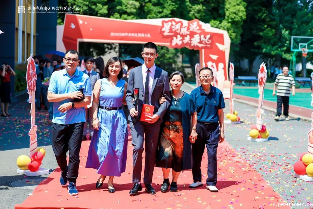 2025届成人礼暨毕业典礼丨星河路远,此去乘风