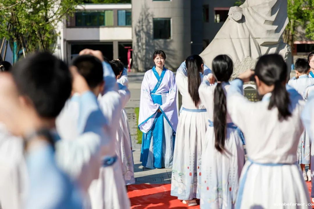 感恩献礼丨穿越时光长廊,礼成少年华章!