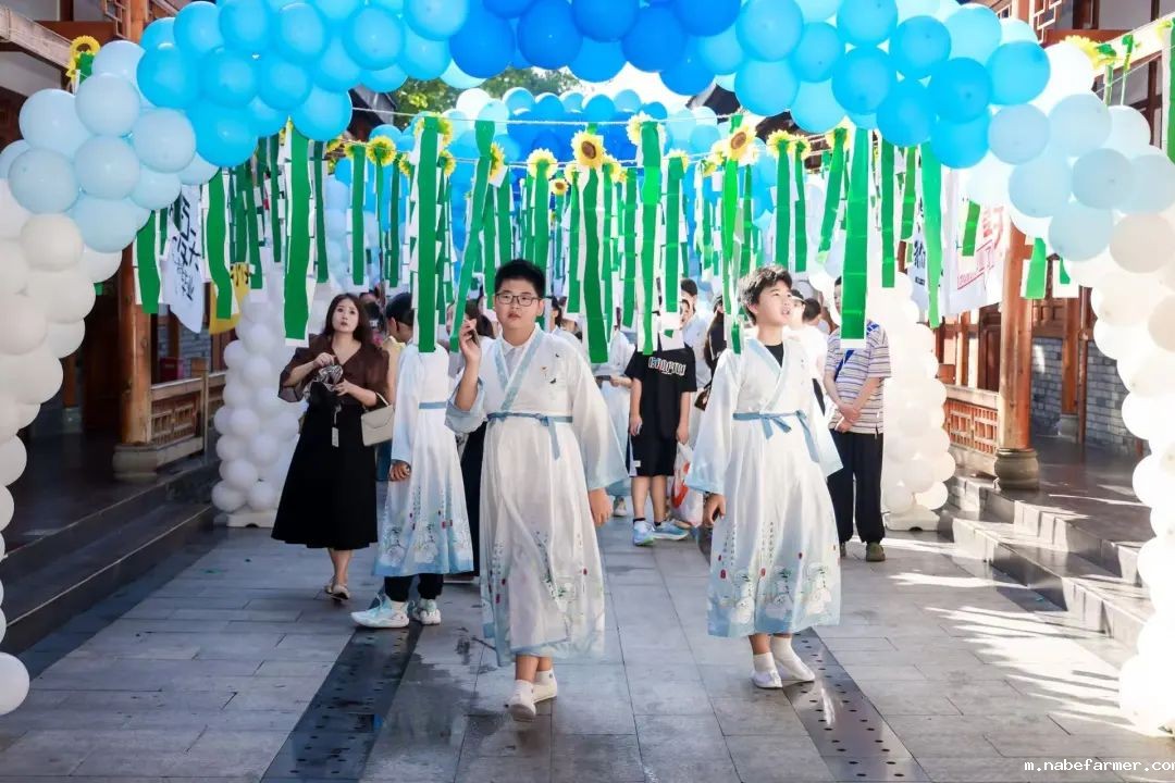 感恩献礼丨穿越时光长廊,礼成少年华章!