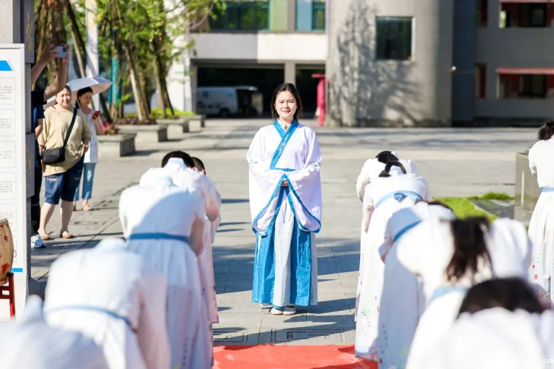 感恩献礼丨穿越时光长廊,礼成少年华章!