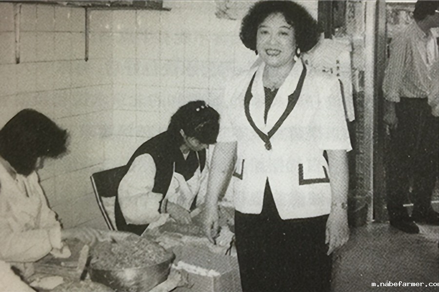 被丈夫抛弃后，她从街头摆摊到年入60亿